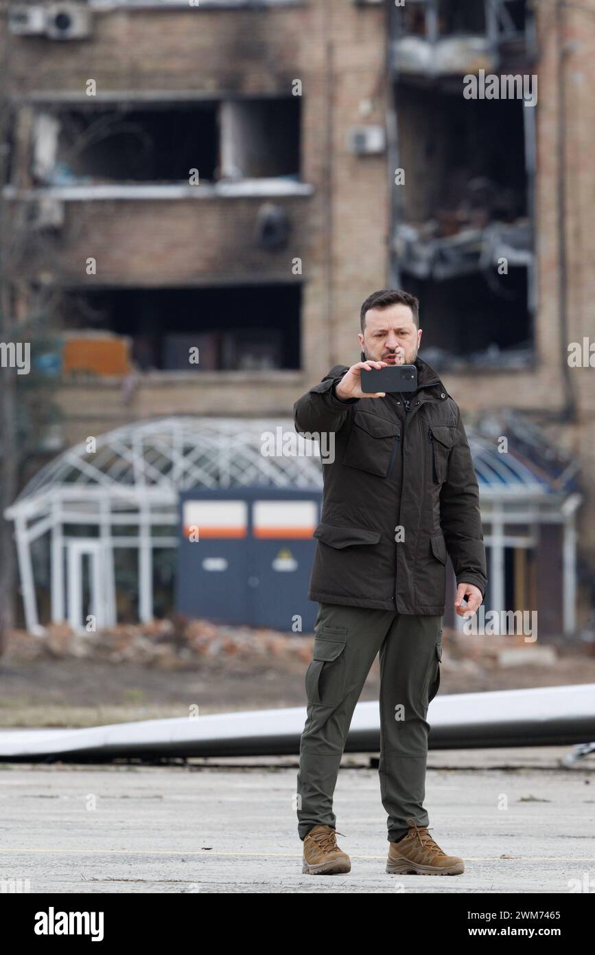 Kiev, Ucraina. 24 febbraio 2024. Ucraina presidente Volodymyr Zelensky nella foto in vista di una commemorazione con gli uomini militari delle forze di difesa che hanno partecipato alla difesa dell'aeroporto Antonov a Hostomelin, Ucraina, sabato 24 febbraio 2024. Il primo Ministro belga e il Presidente della Commissione europea sono in visita in Ucraina, il giorno del secondo anniversario dell'inizio del conflitto con la Russia. BELGA PHOTO BENOIT DOPPAGNE credito: Belga News Agency/Alamy Live News Foto Stock