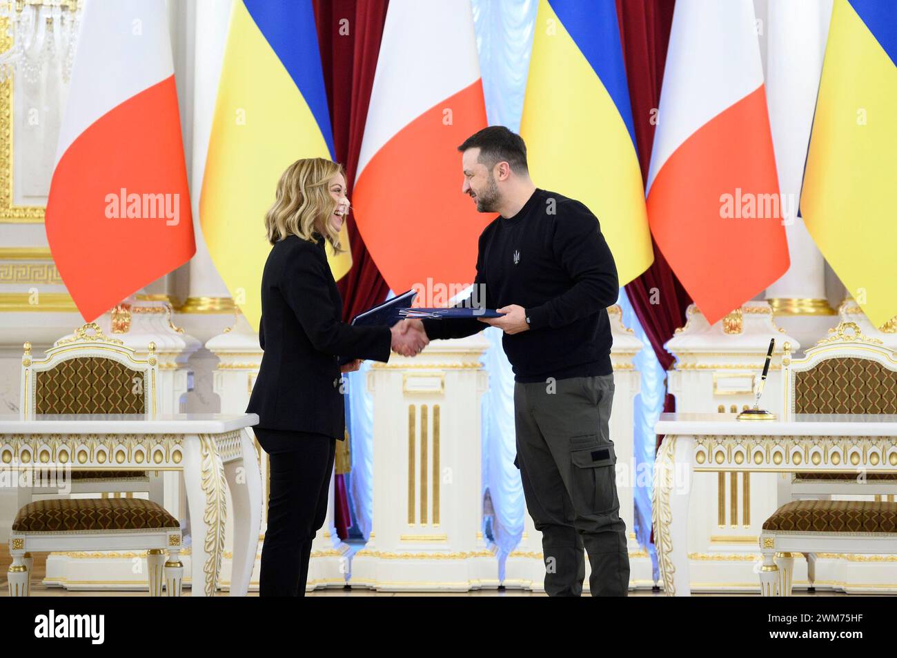 Kiev, Ucraina. 24 febbraio 2024. Il primo ministro italiano Giorgia Meloni, a sinistra, e il presidente ucraino Volodymyr Zelenskyy hanno firmato accordi bilaterali di sicurezza in occasione del 2° anniversario dell'invasione russa al Palazzo Mariinsky, 24 febbraio 2024 a Kiev, Ucraina. Credito: Pool Photo/Ufficio Stampa Presidenziale ucraino/Alamy Live News Foto Stock