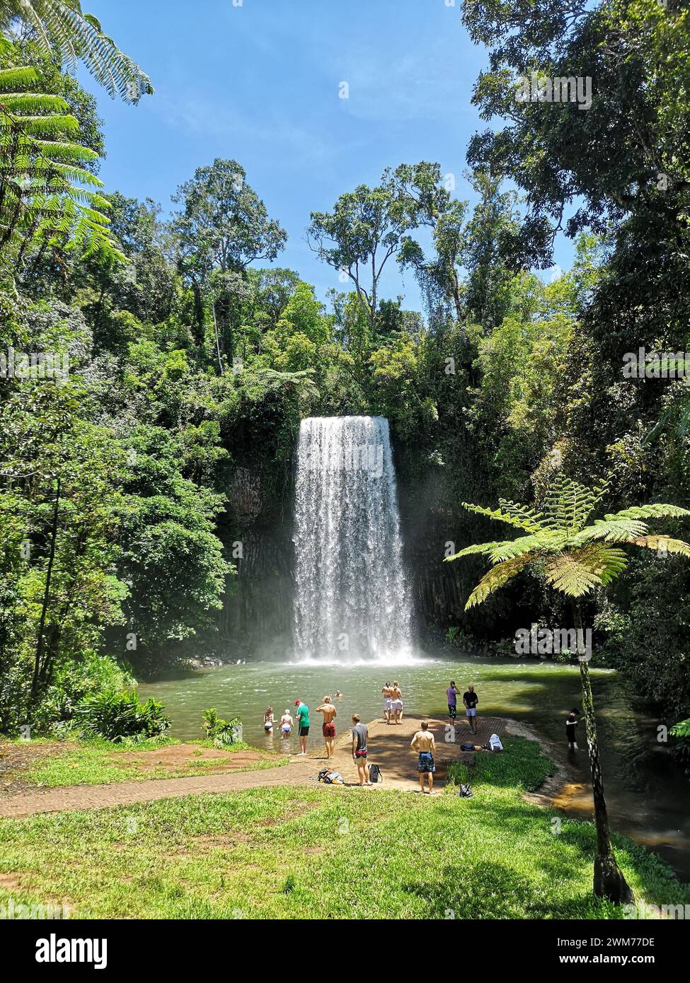 Un gruppo di individui vicino a Rainbow and Waterfall e Milla Milla Falls Foto Stock
