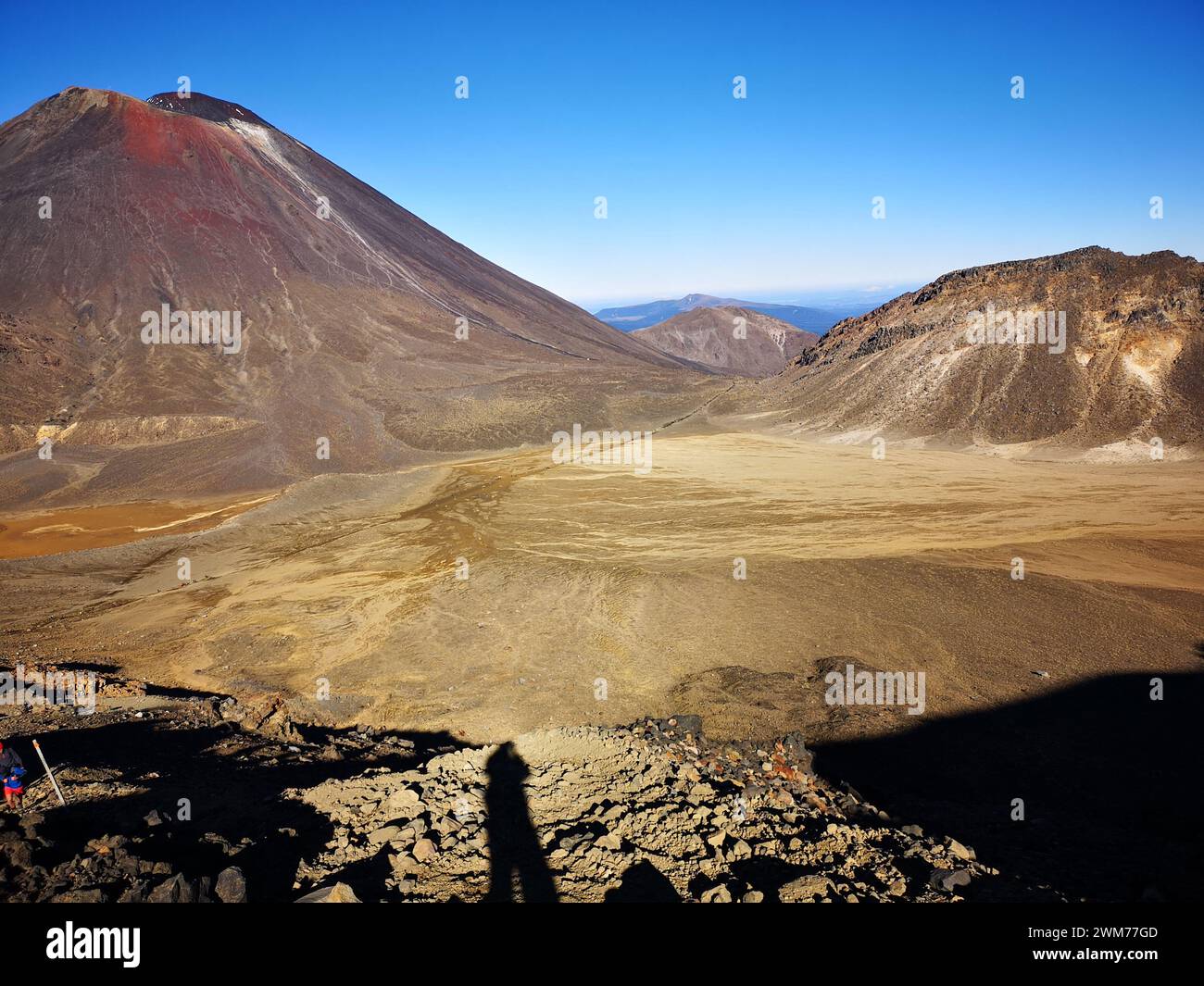Un gruppo di individui in piedi su rocce di montagna Foto Stock