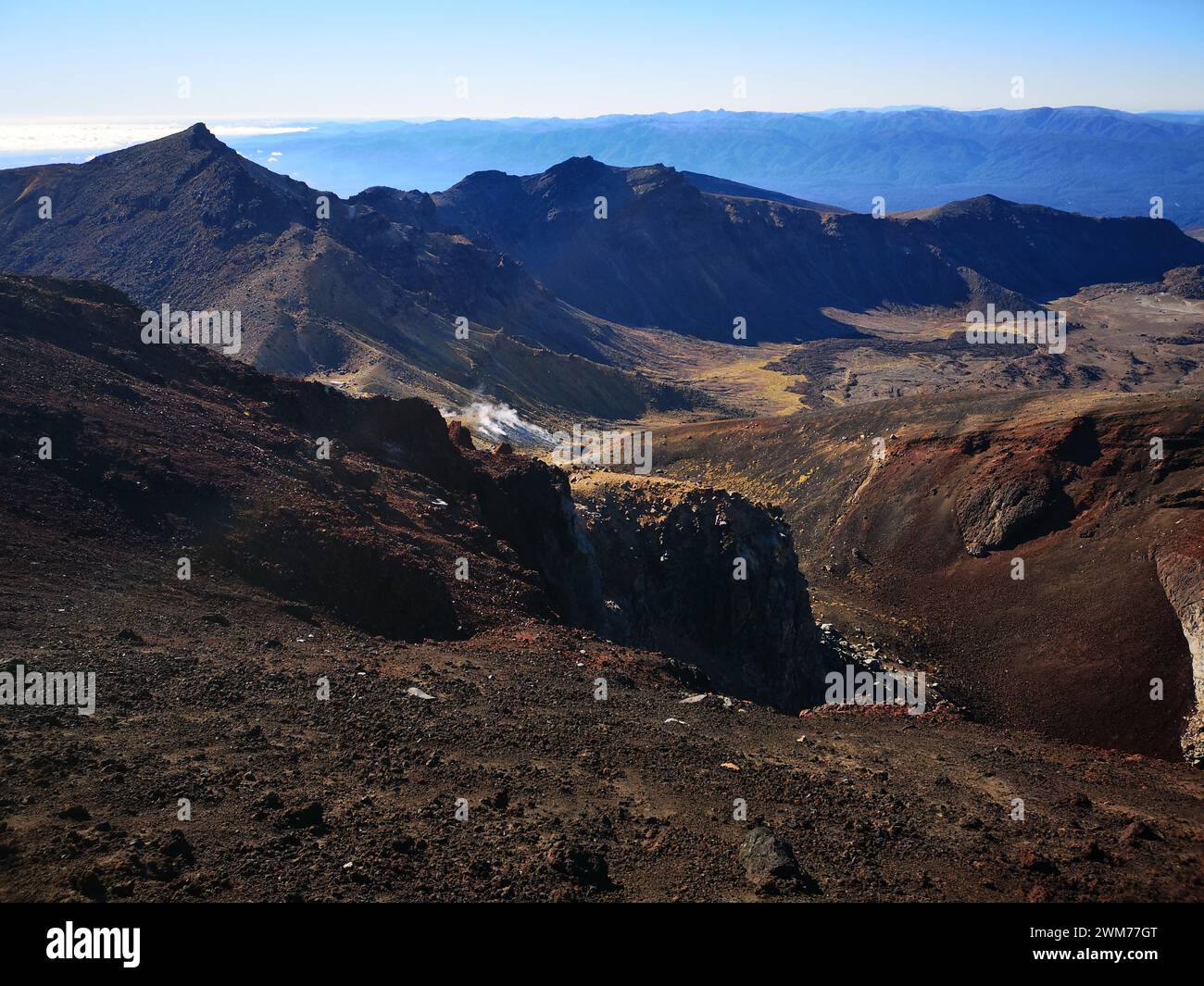 Vista delle montagne dall'alto, che si affaccia sulla valle e sull'orizzonte lontano Foto Stock