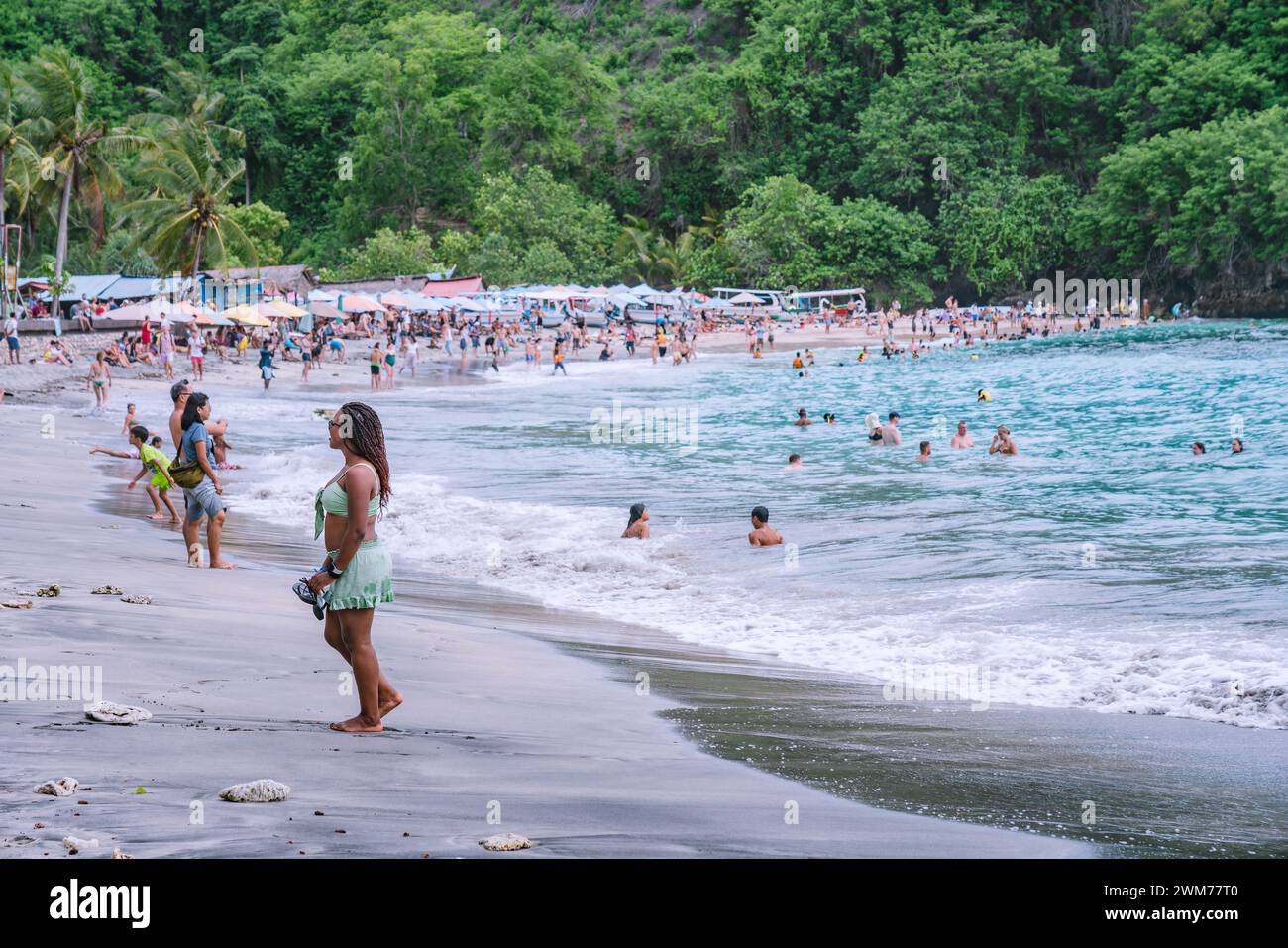 Crystal Bay con molti turisti sulla costa e sull'acqua. Un mese prima dell'inizio della pandemia di Covid. Nusa Penida, Bali, Indonesia - 6 gennaio 2020. Foto Stock