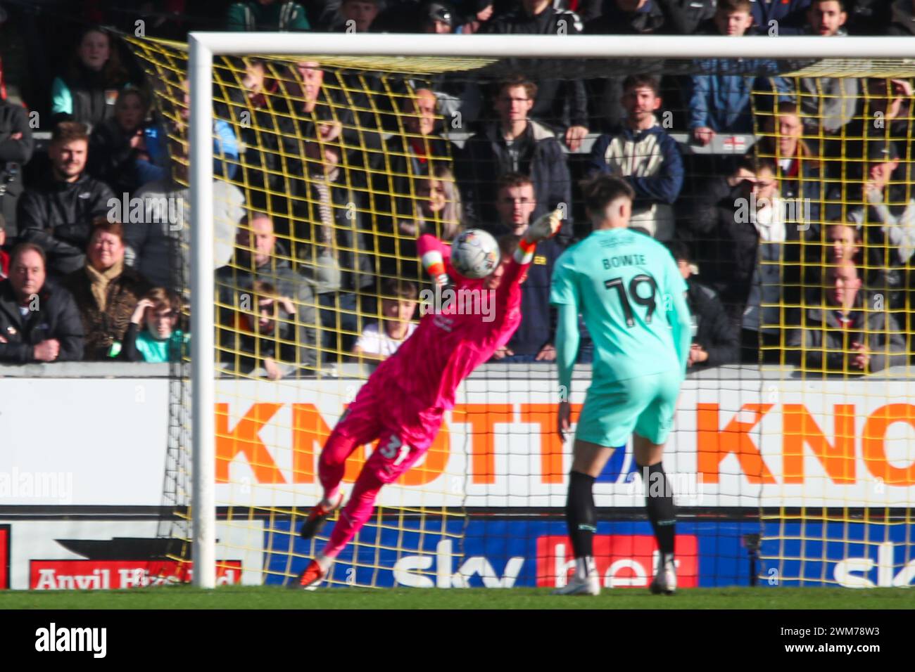 Burton Upon Trent, Regno Unito, 24 febbraio, 2024: Il portiere del Northampton Town Louie Moulden fa una buona salvezza per impedire al Burton Albion di prendere il comando all'inizio della partita di Lega 1 della EFL, Burton Albion contro Northampton Town giocata il 24 febbraio. Crediti: Clive Stapleton/Alamy Live News Foto Stock