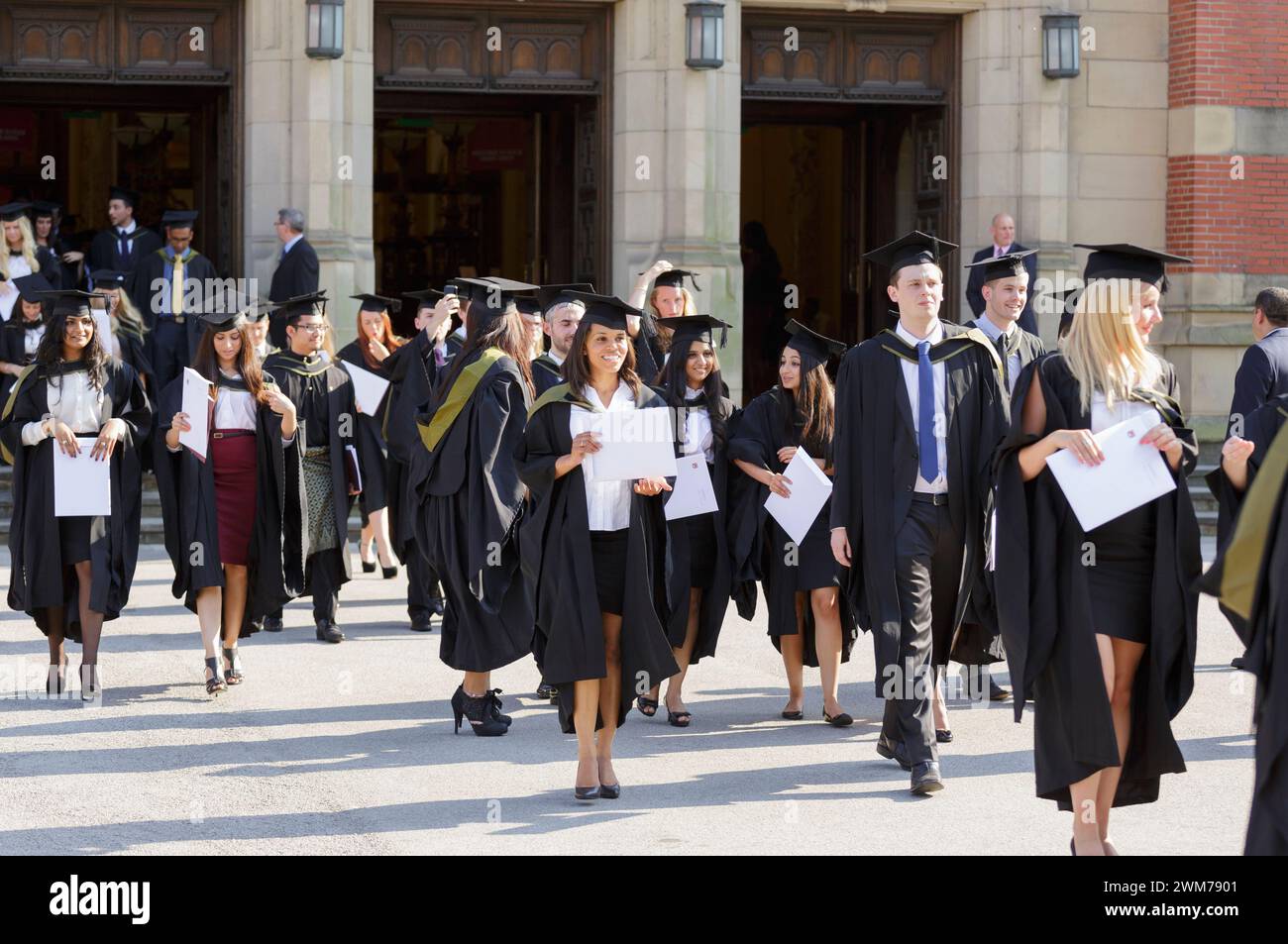Laureati all'esterno della Birmingham University, Regno Unito, dopo la cerimonia di laurea. Foto Stock