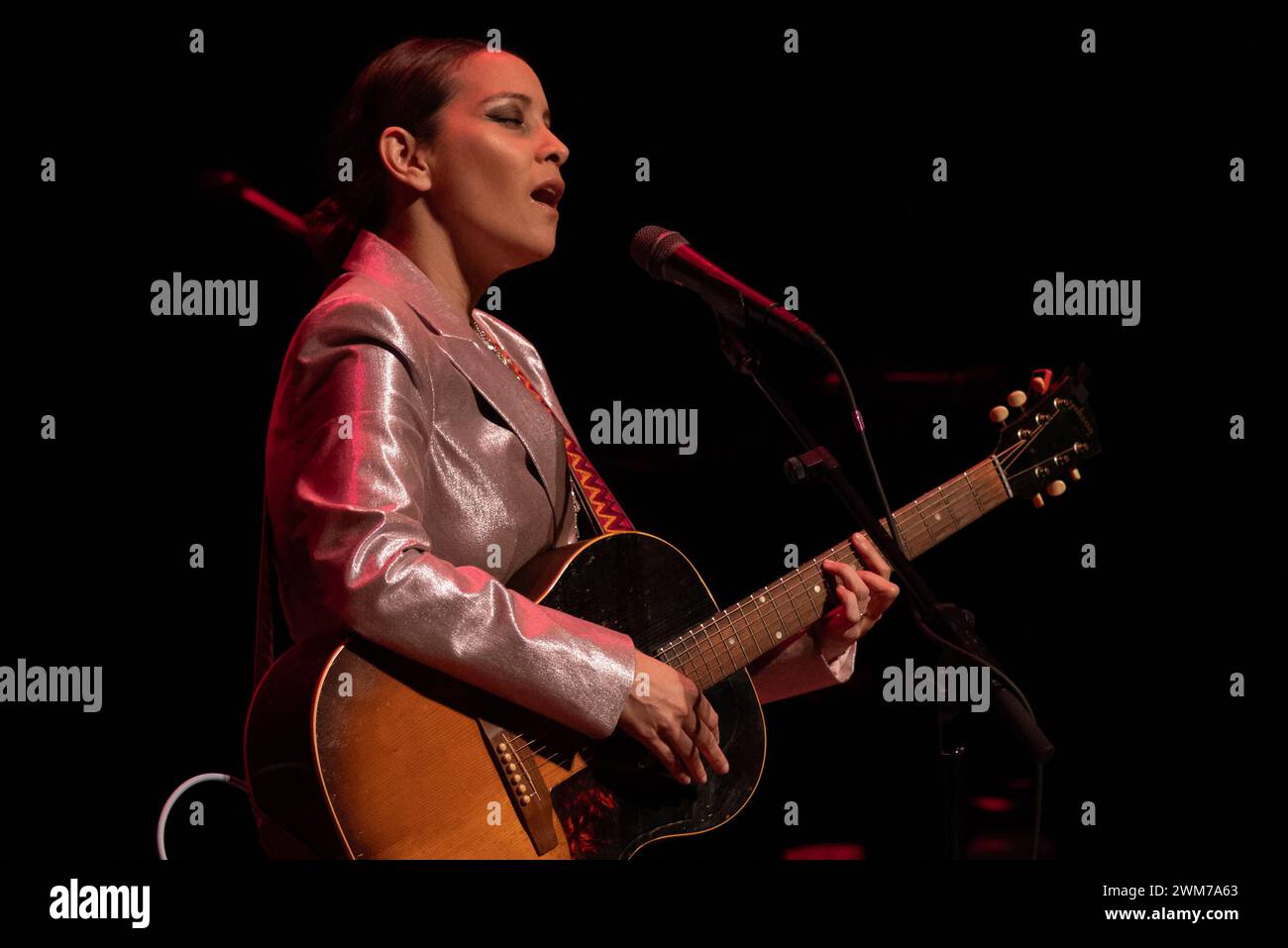 Fort Lauderdale, Stati Uniti. 23 febbraio 2024. Gaby Moreno si esibisce a Fort Lauderdale, Florida, il 23 febbraio 2024. La cantautrice e chitarrista guatemalteca vincitrice del Grammy fa un tour a sostegno del suo ultimo album. (Foto di Geoffrey Clowes/Sipa USA) credito: SIPA USA/Alamy Live News Foto Stock