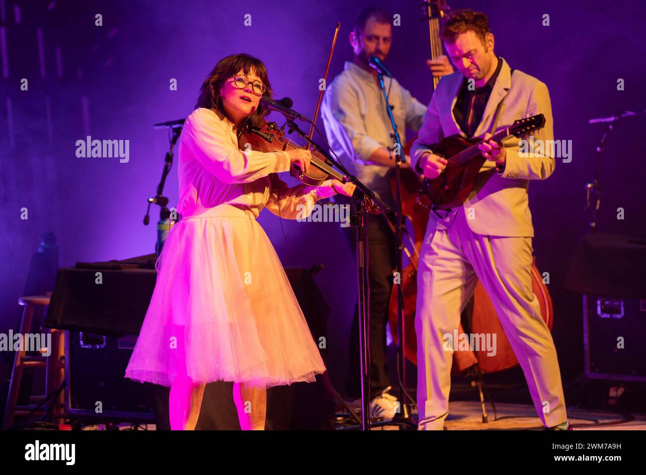 Fort Lauderdale, Stati Uniti. 23 febbraio 2024. Sara Watkins, Mark Schatz e Chris Thile dei Nickel Creek si esibiscono a Fort Lauderdale, Florida, il 23 febbraio 2024. Il quartetto ha affascinato il pubblico con la loro innovativa fusione di musica bluegrass, folk e acustica contemporanea. (Foto di Geoffrey Clowes/Sipa USA) credito: SIPA USA/Alamy Live News Foto Stock