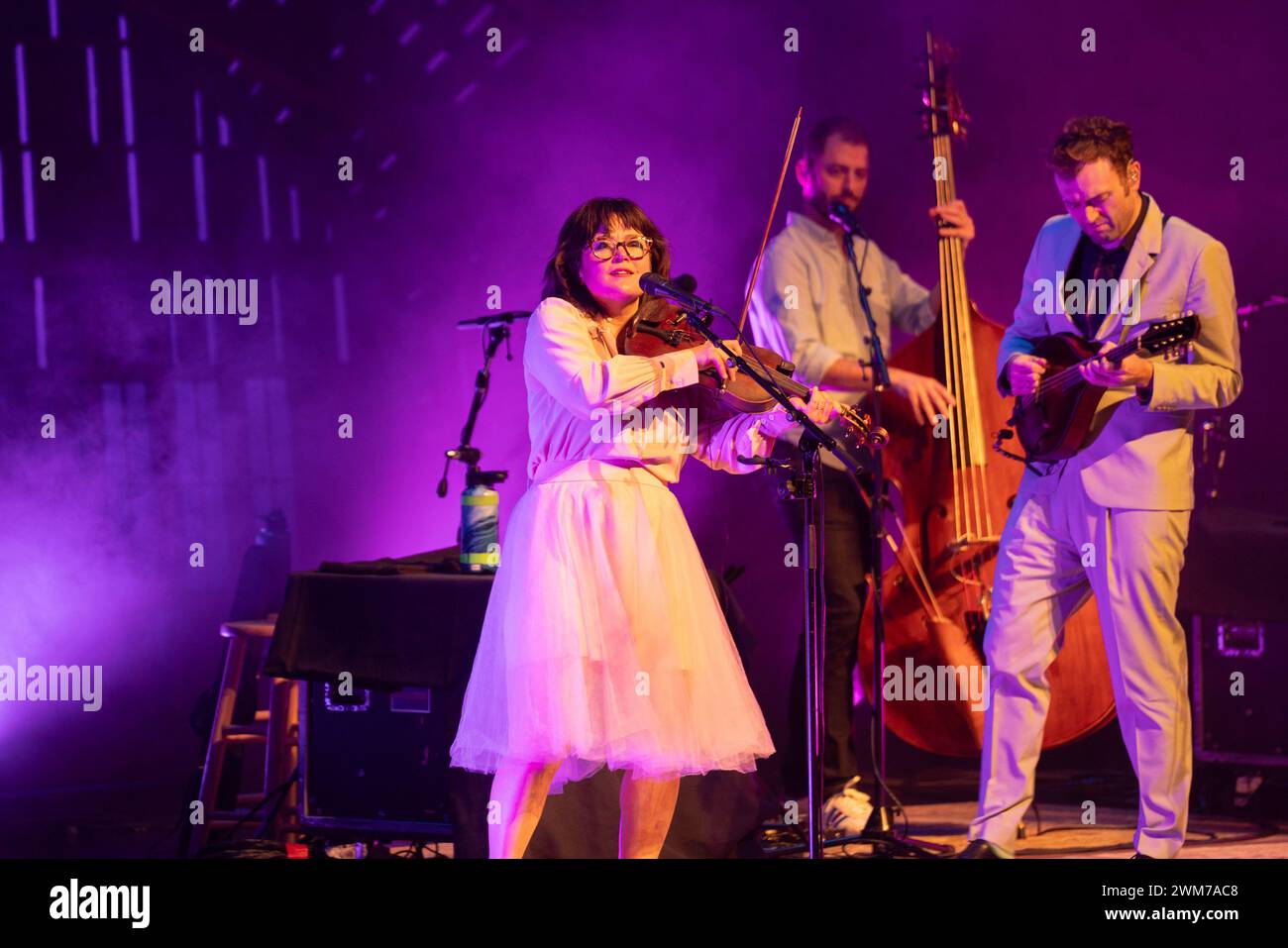 Fort Lauderdale, Stati Uniti. 23 febbraio 2024. Sara Watkins, Mark Schatz e Chris Thile dei Nickel Creek si esibiscono a Fort Lauderdale, Florida, il 23 febbraio 2024. Il quartetto ha affascinato il pubblico con la loro innovativa fusione di musica bluegrass, folk e acustica contemporanea. (Foto di Geoffrey Clowes/Sipa USA) credito: SIPA USA/Alamy Live News Foto Stock