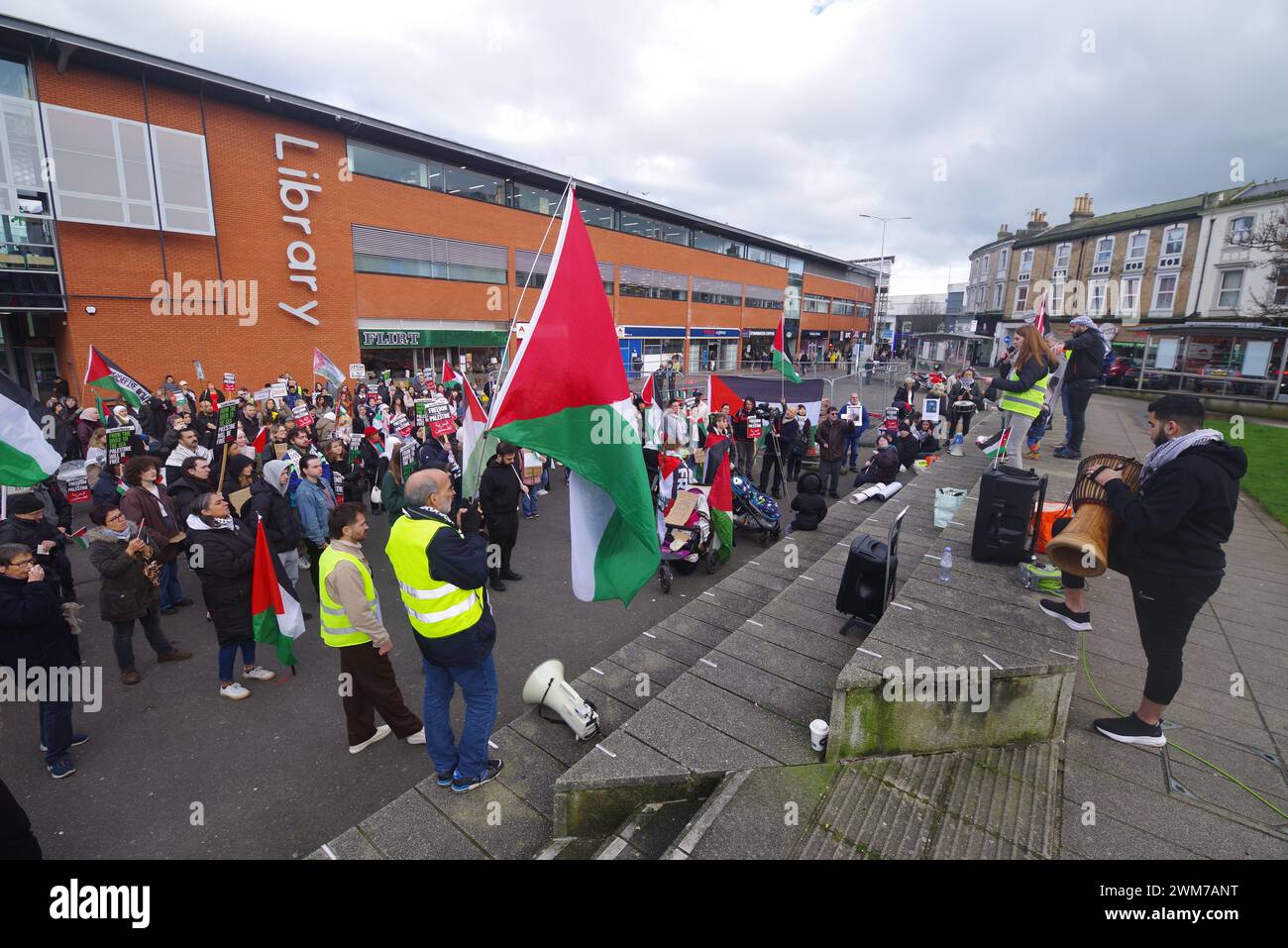 Centinaia di persone sono uscite a Bournemouth chiedendo un cessate il fuoco a Gaza, il 24 febbraio 2024. La gente ha partecipato a una serie di fine settimana in solidarietà con il popolo palestinese. Riunitosi al triangolo in città per ascoltare gli oratori, seguì una marcia attraverso la città. Questa manifestazione è stata organizzata dal Palestine Solidarity BCP. Foto Stock