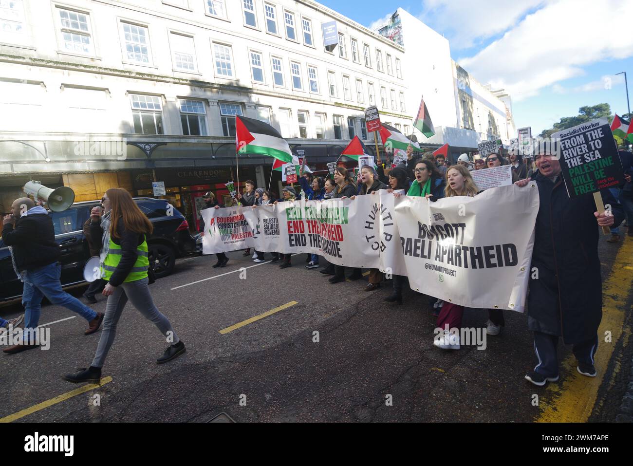 Centinaia di persone sono uscite a Bournemouth chiedendo un cessate il fuoco a Gaza, il 24 febbraio 2024. La gente ha partecipato a una serie di fine settimana in solidarietà con il popolo palestinese. Riunitosi al triangolo in città per ascoltare gli oratori, seguì una marcia attraverso la città. Questa manifestazione è stata organizzata dal Palestine Solidarity BCP. Foto Stock