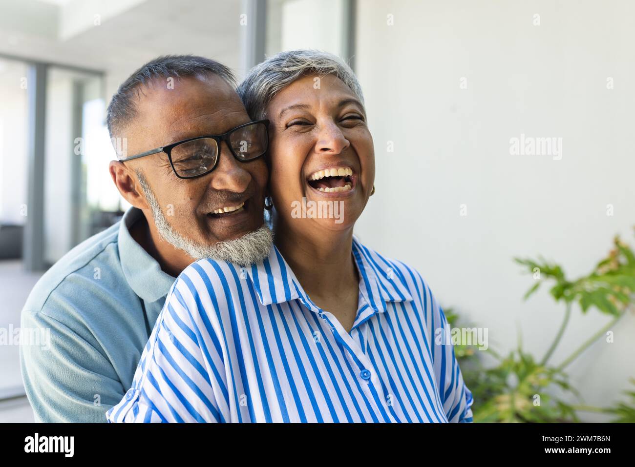 La coppia birazziale senior condivide un momento di gioia, con spazio di copia Foto Stock