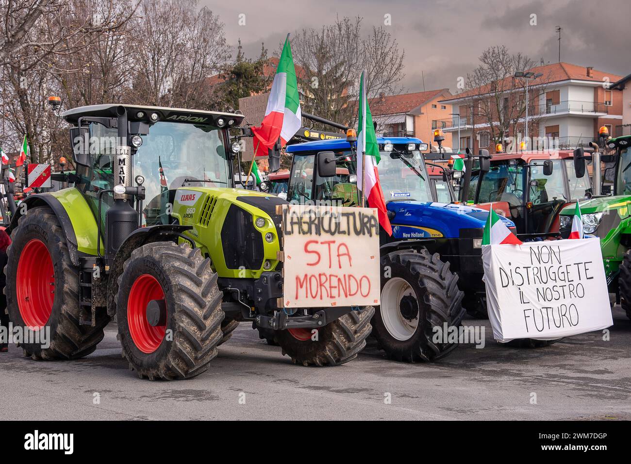 Fossano, Cuneo, Italia - 23 febbraio 2024: Gli agricoltori protestano con i trattori per sfidare le severe normative "verdi" imposte dall'Unione europea. Tra Foto Stock