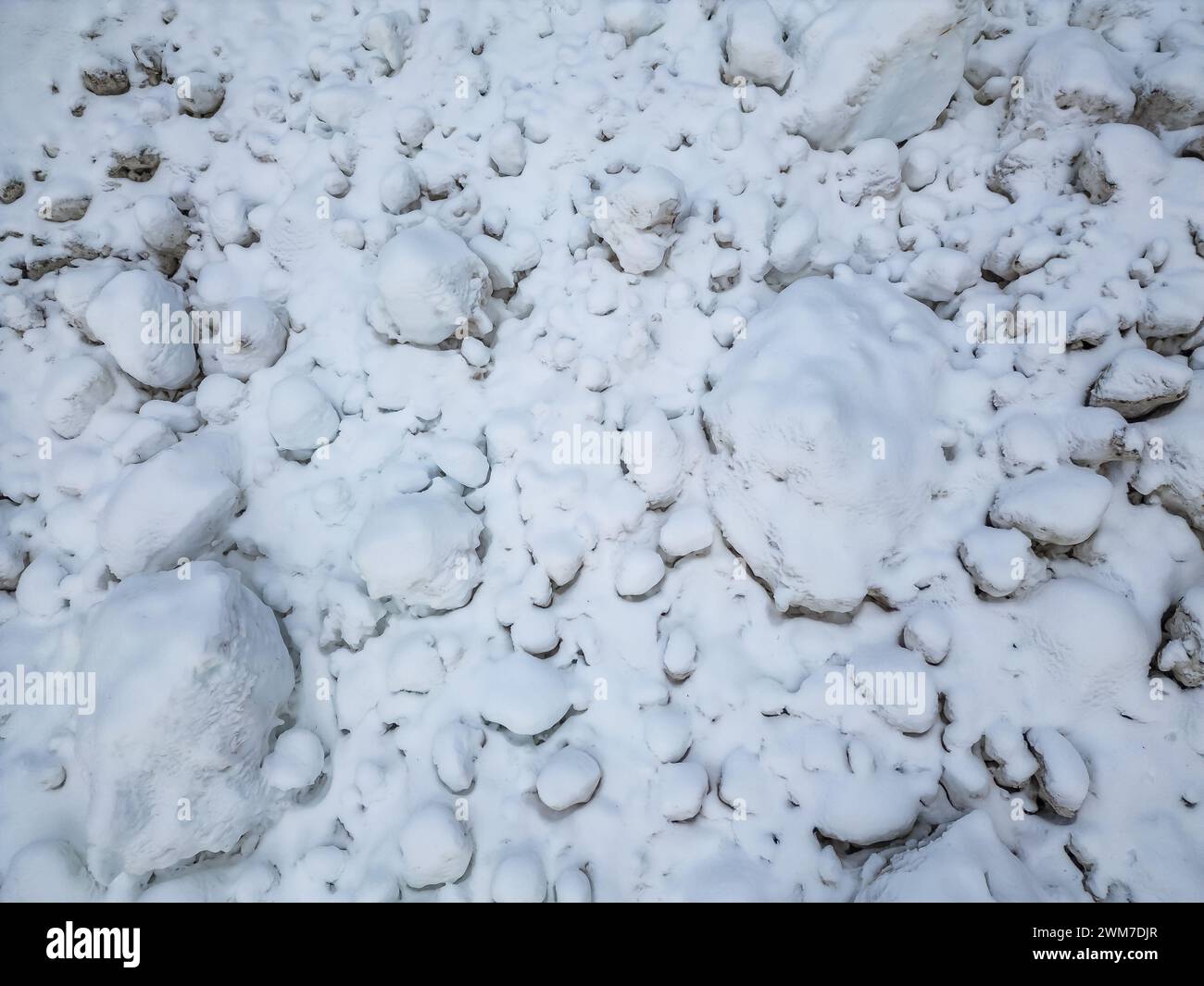 Rocce e neve nei detriti di Avalanche. Foto Stock