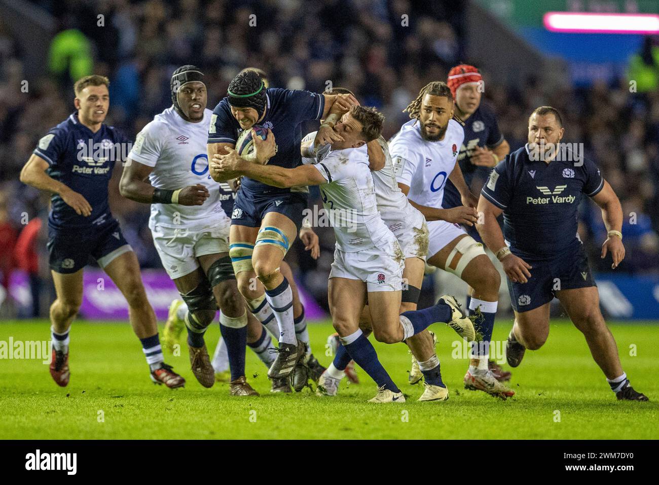 Edimburgo, Regno Unito. 24 febbraio 2024; Murrayfield Stadium, Edimburgo, Scozia: Six Nations International Rugby, Scozia contro Inghilterra; Jack Dempsey della Scozia è affrontato da George Ford dell'Inghilterra credito: Action Plus Sports Images/Alamy Live News Foto Stock