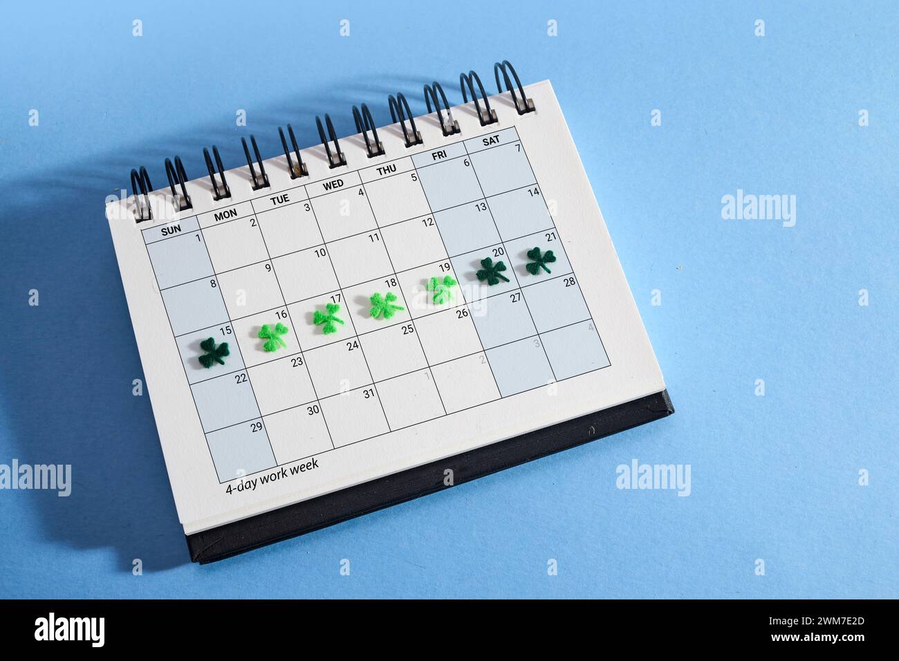 Concetto di settimana lavorativa di quattro giorni. Calendario stampato per una settimana lavorativa di 4 giorni Foto Stock