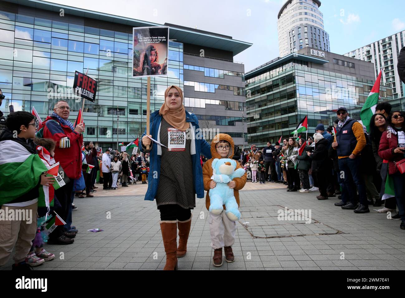 Salford, Regno Unito. 24 febbraio 2024. Centinaia di famiglie si riuniscono con i loro figli per protestare contro la BBC e la notizia "parziale" del bombardamento della Palestina. I manifestanti hanno chiesto una Palestina libera e il cessate il fuoco. I bambini hanno tenuto gli aquiloni in solidarietà con i bambini della striscia di Gaza che detengono il guiness book of record per il maggior numero di aquiloni volati contemporaneamente. I bambini hanno anche bambole bendate e fatto manifesti insieme lasciando una pila di scarpe per bambini per rappresentare i bambini uccisi a Gaza. Media City, Salford, Regno Unito. Crediti: Barbara Cook/Alamy Live News Foto Stock