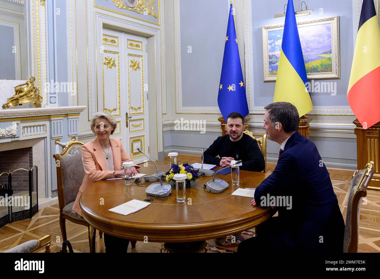 Kiev, Ucraina. 24 febbraio 2024. Il presidente ucraino Volodymyr Zelenskyy, centro, con il primo ministro belga Alexander De Croo, a destra, e il presidente della Commissione europea Ursula von der Leyen, a sinistra, prima dell'inizio di una riunione trilaterale sul secondo anniversario dell'invasione russa al Palazzo Mariinsky, 24 febbraio 2024 a Kiev, Ucraina. Credito: Pool Photo/Ufficio Stampa Presidenziale ucraino/Alamy Live News Foto Stock