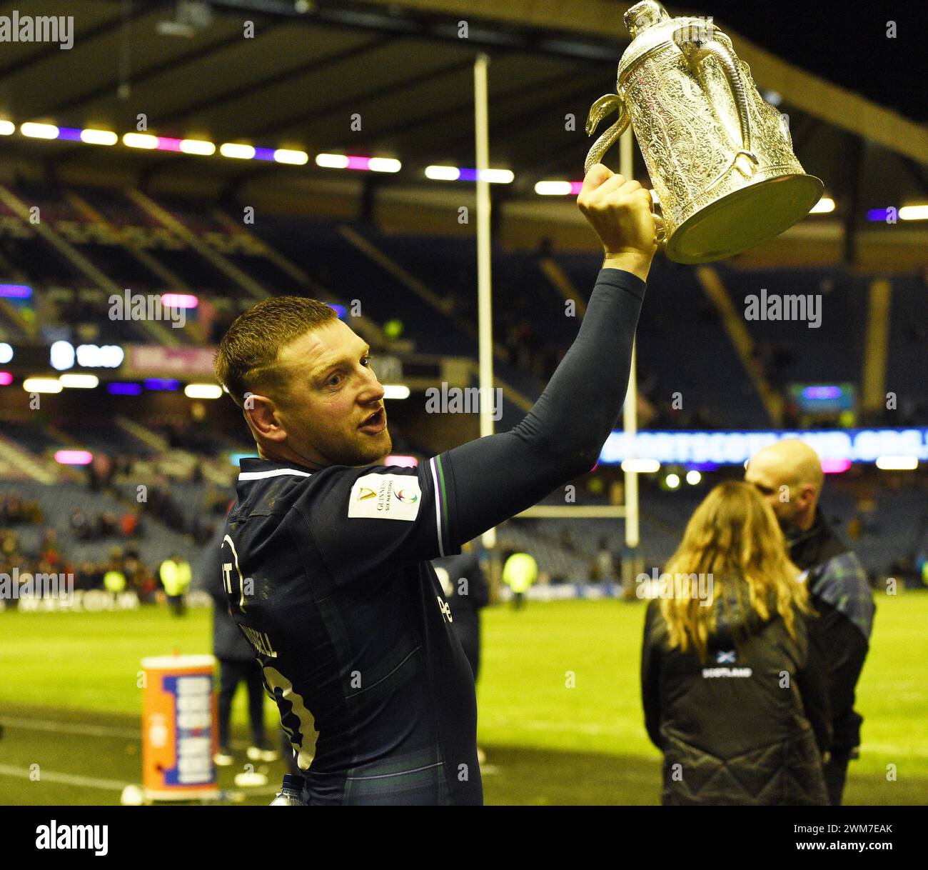 Scottish gas Murrayfield Stadium. Edimburgo, Regno Unito. 24 febbraio 2024. Regno Unito.il match tra Scozia e Inghilterra del sei Nazioni Guinness maschile, il co-capitano scozzese Finn Russell, festeggia con la Calcutta Cup. Crediti: eric mccowat/Alamy Live News Foto Stock