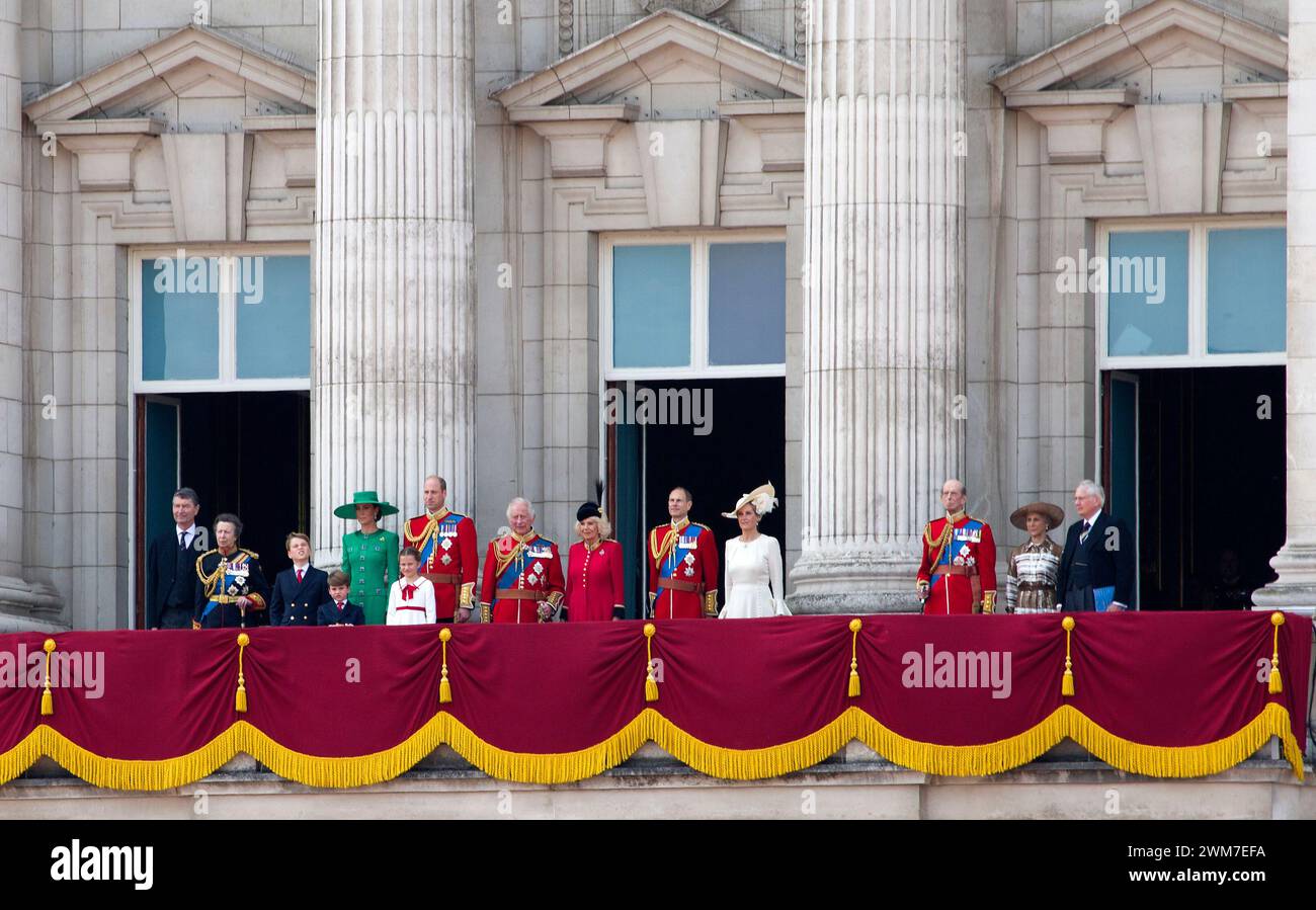 Famiglia reale sul balcone Buckingham Palace Westminster Londra dopo Trooping the Colour Color 2023 Foto Stock