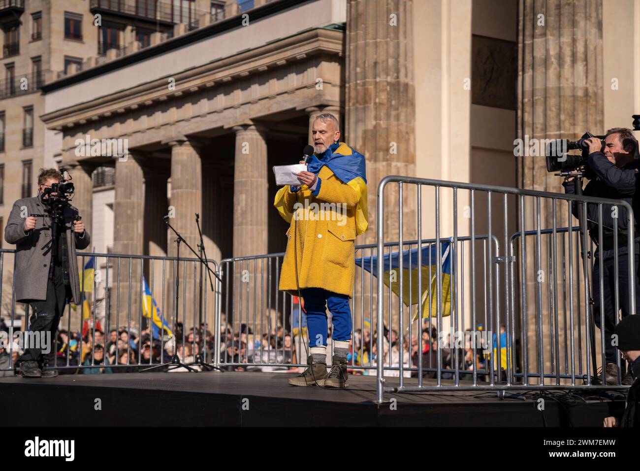 Demo a Berlino per il secondo anniversario della guerra di Russia contro l'Ucraina con molti oratori Foto Stock