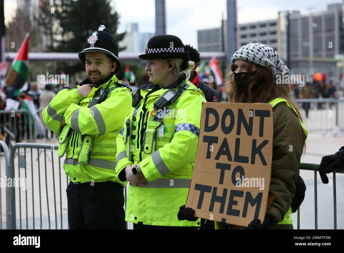 Salford, Regno Unito. 24 febbraio 2024. Centinaia di famiglie si riuniscono con i loro figli per protestare contro la BBC e la notizia "parziale" del bombardamento della Palestina. I manifestanti hanno chiesto una Palestina libera e il cessate il fuoco. I bambini hanno tenuto gli aquiloni in solidarietà con i bambini della striscia di Gaza che detengono il guiness book of record per il maggior numero di aquiloni volati contemporaneamente. I bambini hanno anche bambole bendate e fatto manifesti insieme lasciando una pila di scarpe per bambini per rappresentare i bambini uccisi a Gaza. Media City, Salford, Regno Unito. Foto Stock