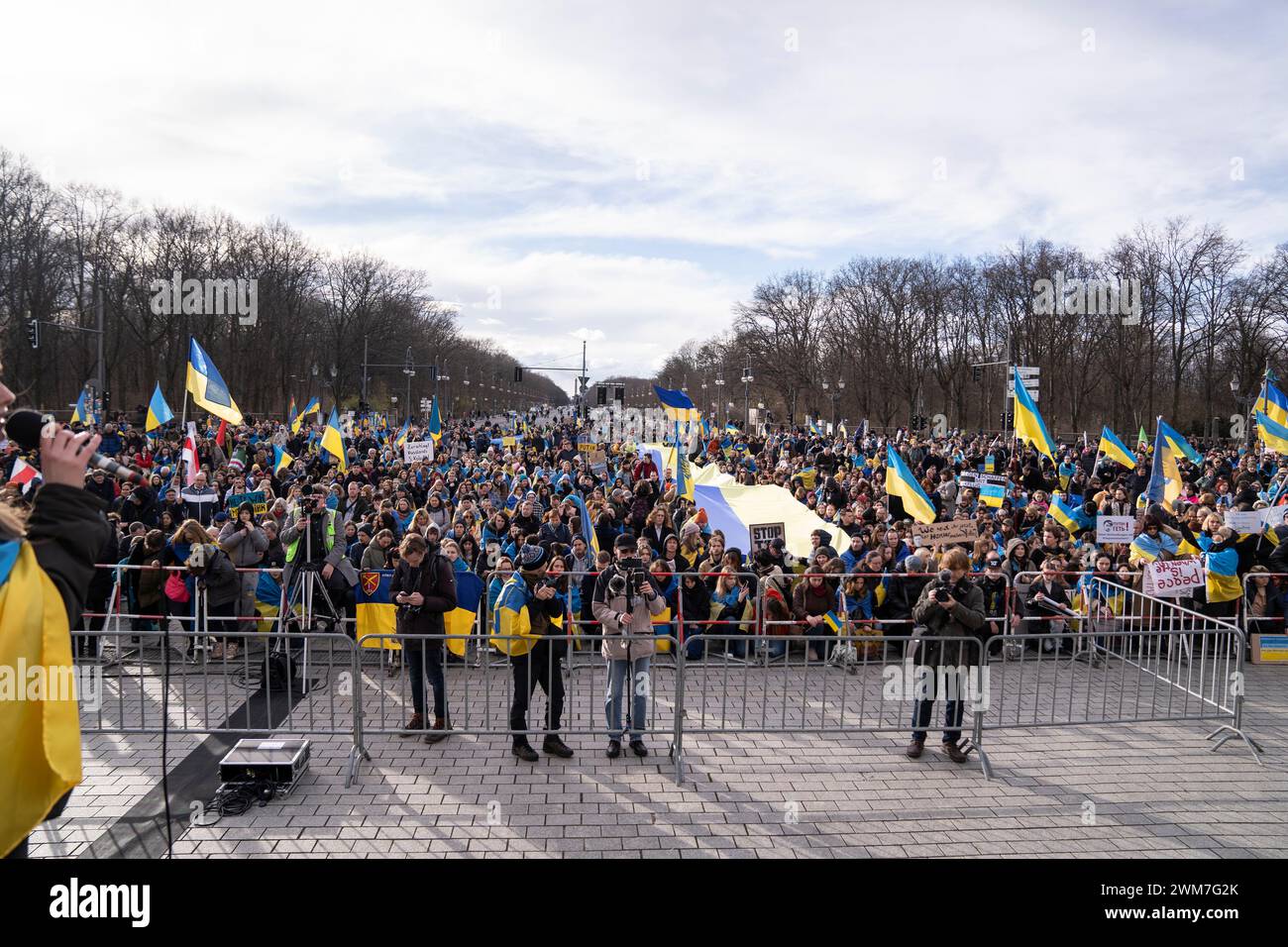 Demo a Berlino per il secondo anniversario della guerra di Russia contro l'Ucraina con molti oratori Foto Stock