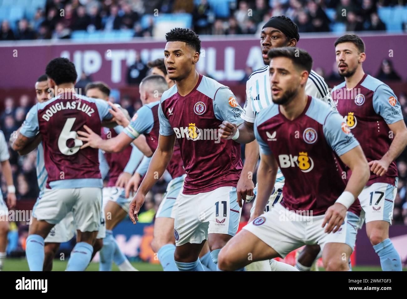 Birmingham, Regno Unito. 24 febbraio 2024. Birmingham, Inghilterra, 24 febbraio 2024: I giocatori aspettano un angolo durante la partita di calcio di Premier League tra Aston Villa e Nottingham Forest al Villa Park di Birmingham, Inghilterra (Natalie Mincher/SPP) credito: SPP Sport Press Photo. /Alamy Live News Foto Stock