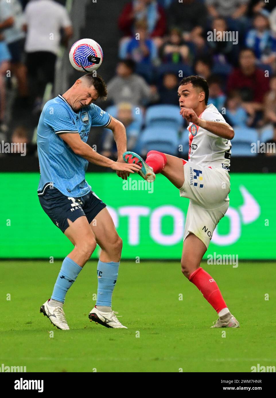 Parramatta, Australia. 24 febbraio 2024. Joseph Lolley (L) della squadra di Sydney FC e Vicente Felipe Fernández Godoy (R) del Melbourne City FC sono visti in azione durante il round 18 della stagione 2023/24 tra Sydney FC e Melbourne City FC tenutosi al CommBank Stadium. Punteggio finale; Sydney FC 1:1 Melbourne City FC. (Foto di Luis Veniegra/SOPA Images/Sipa USA) credito: SIPA USA/Alamy Live News Foto Stock