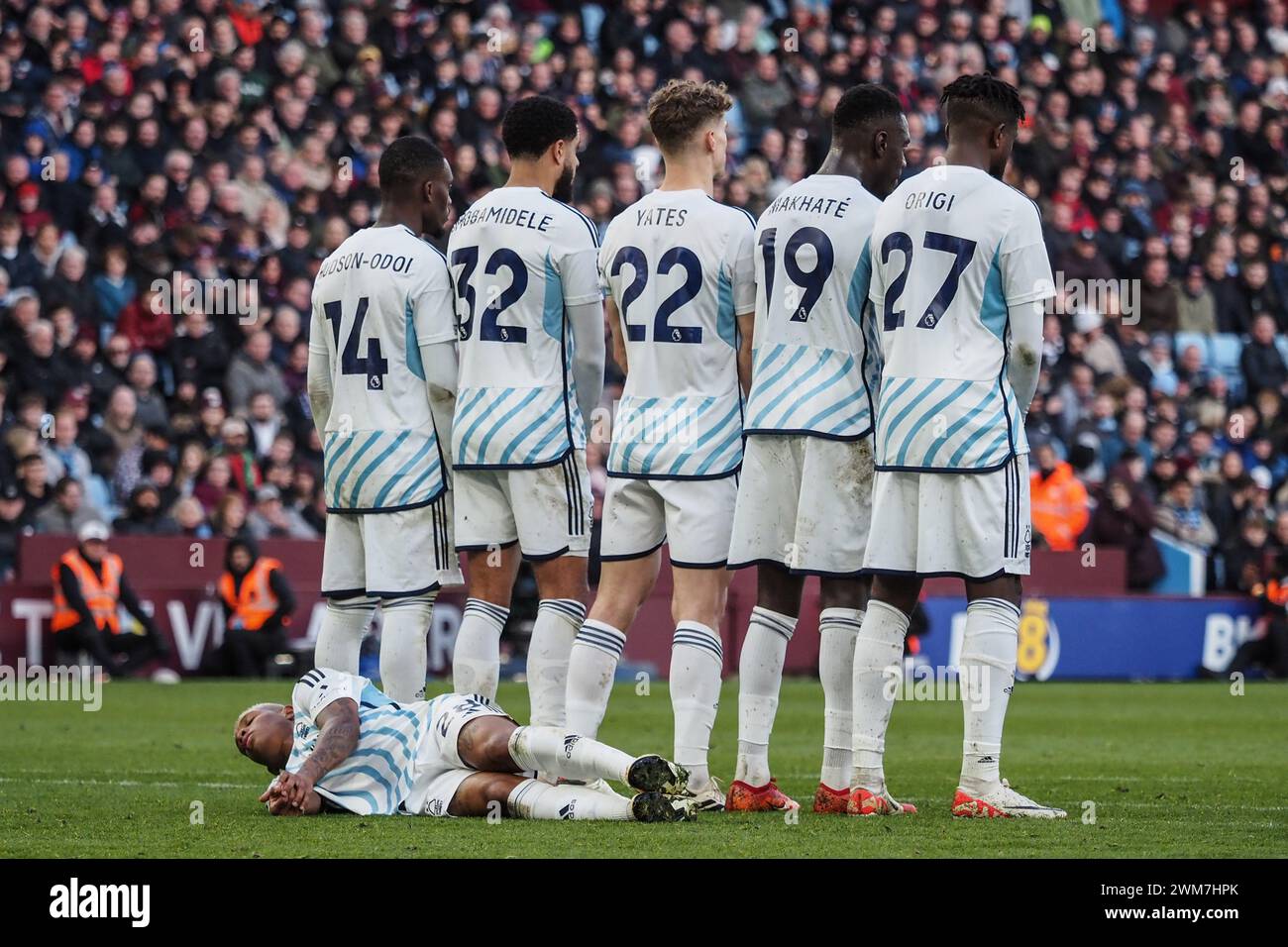 Birmingham, Regno Unito. 24 febbraio 2024. Birmingham, Inghilterra, 24 febbraio 2024: La foresta prepara il muro durante la partita di calcio di Premier League tra Aston Villa e Nottingham Forest al Villa Park di Birmingham, Inghilterra (Natalie Mincher/SPP) credito: SPP Sport Press Photo. /Alamy Live News Foto Stock