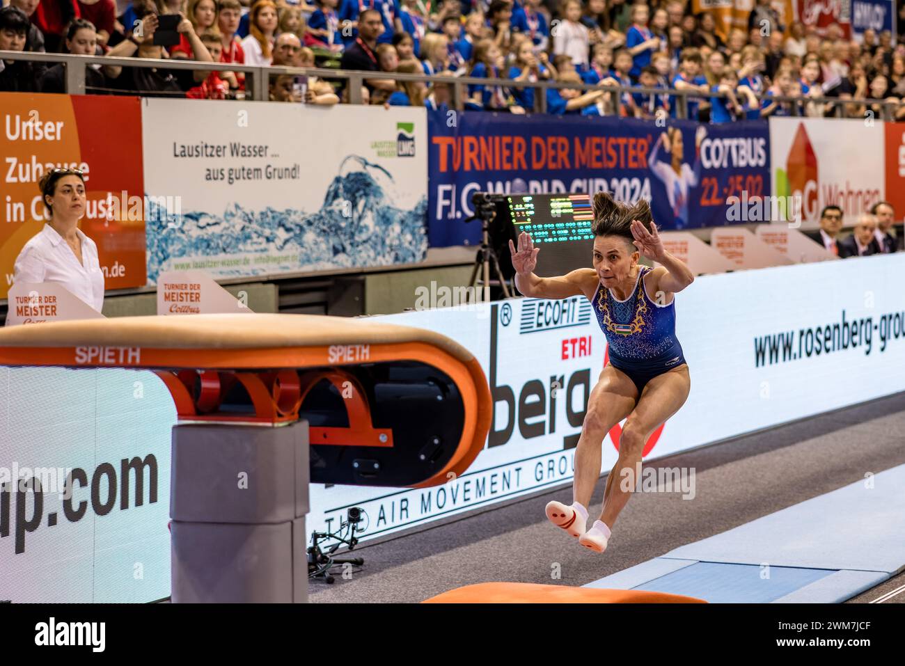 Cottbus, Germania. 24 febbraio 2024. Ginnastica: Coppa del mondo, donne: Caveau, finale alla Lausitz Arena. Oksana Chusovitina dall'Uzbekistan in azione. Crediti: Frank Hammerschmidt/dpa/Alamy Live News Foto Stock