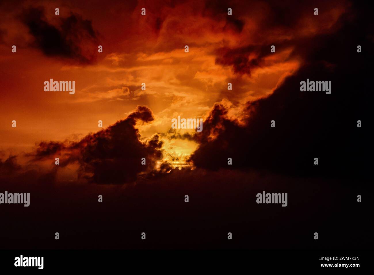 nuvole con tramonto, snset di colore arancione nei cappotti Foto Stock