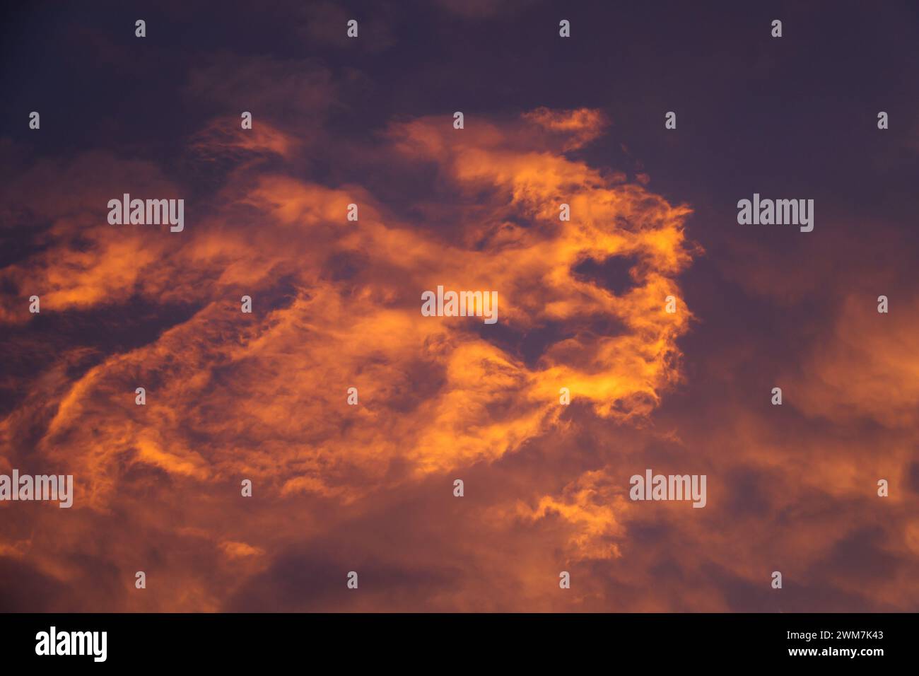 nuvole al tramonto, nuvole colorate dal tramonto Foto Stock