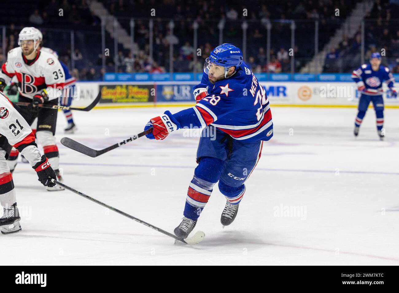 21 febbraio 2024: L'attaccante dei Rochester Americans Michael Mersch (28) pattina il secondo periodo contro i Belleville Senators. I Rochester Americans ospitarono i Belleville Senators in una partita della American Hockey League alla Blue Cross Arena di Rochester, New York. (Jonathan tenca/CSM) Foto Stock