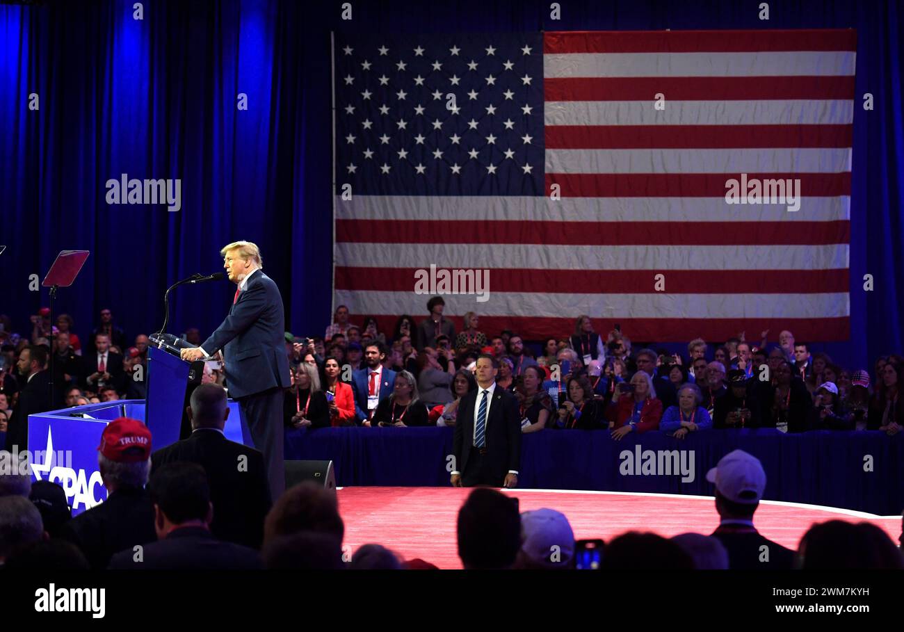 National Harbor, Stati Uniti. 24 febbraio 2024. L'ex presidente Donald Trump fa osservazioni alla Conferenza sull'azione politica conservatrice (CPAC), sabato 24 febbraio 2024, al National Harbor, Maryland. Migliaia di attivisti conservatori, funzionari eletti e esperti si sono riuniti per ascoltare gli oratori con il tema di quest'anno "CPAC: Where Globalism Goes to Die". Foto di Mike Theiler/UPI credito: UPI/Alamy Live News Foto Stock