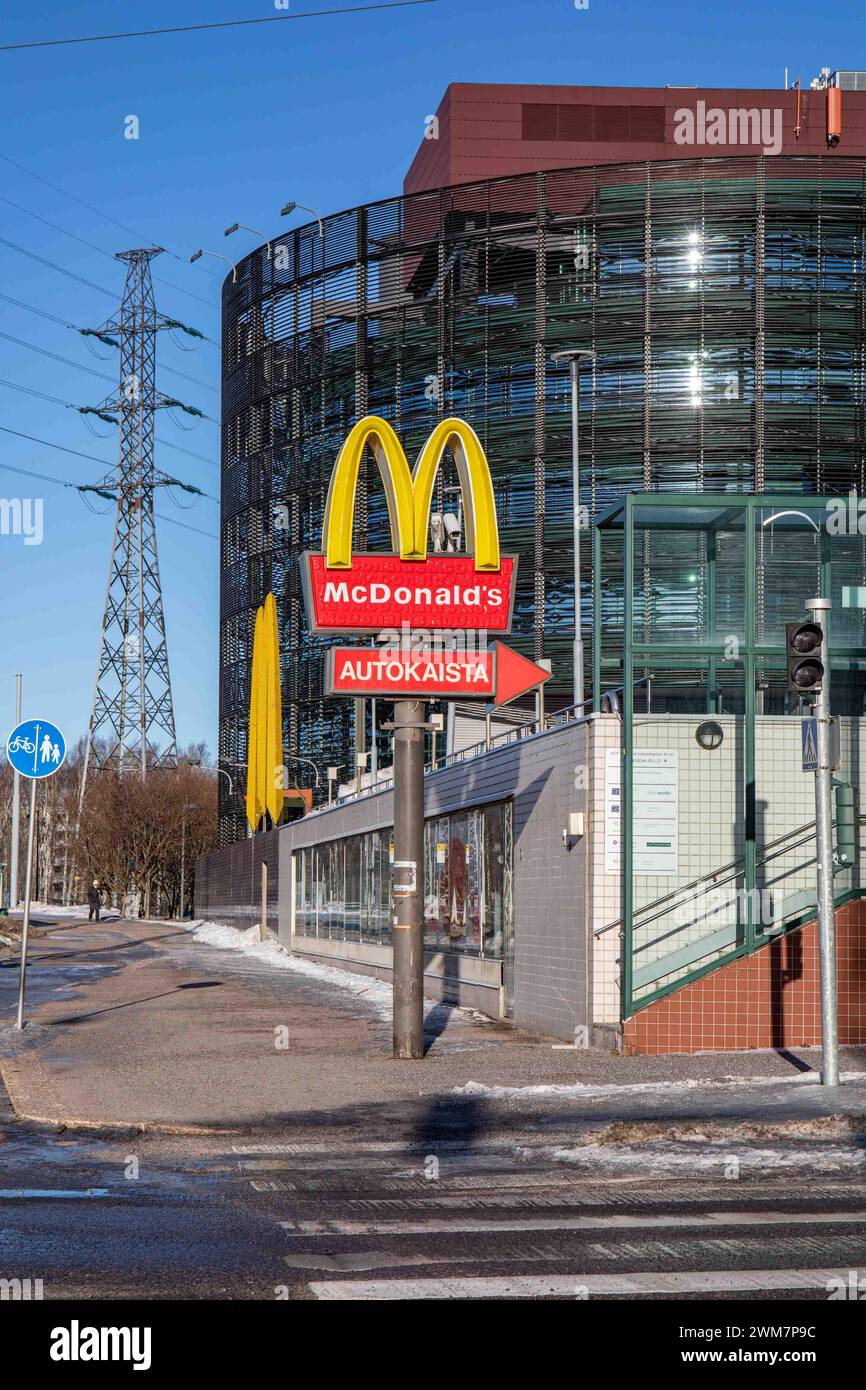 Il McDonald's attraversa il cartello con l'asta all'angolo tra Paciuksenkatu e Paciuksenkaari nel quartiere Meilahti di Helsinki, Finlandia Foto Stock