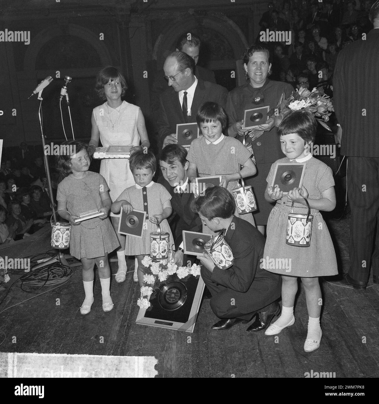 15 maggio 1964. Amsterdam, Paesi Bassi. La cantante belga Adamo ha presentato un disco d'oro alla sala concerti Concertgebouw di Amsterdam. Foto Stock