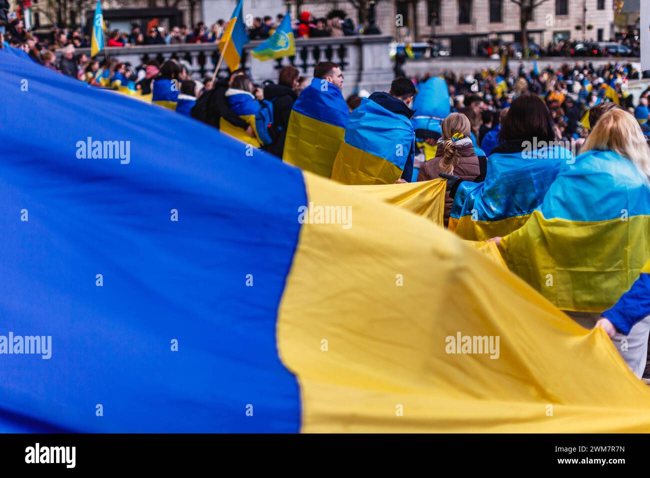 Dimostrazione in Trafalgar Square a Londra mentre l'invasione russa dell'Ucraina arriva il secondo anno. Foto Stock