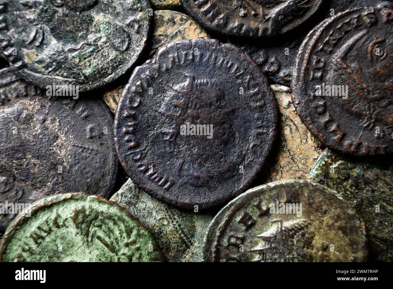 Pila di monete romane da vicino, modello di antico denaro in bronzo con ritratti degli imperatori, vista dall'alto dello sfondo vintage. Concetto di Roma, Impero, te Foto Stock