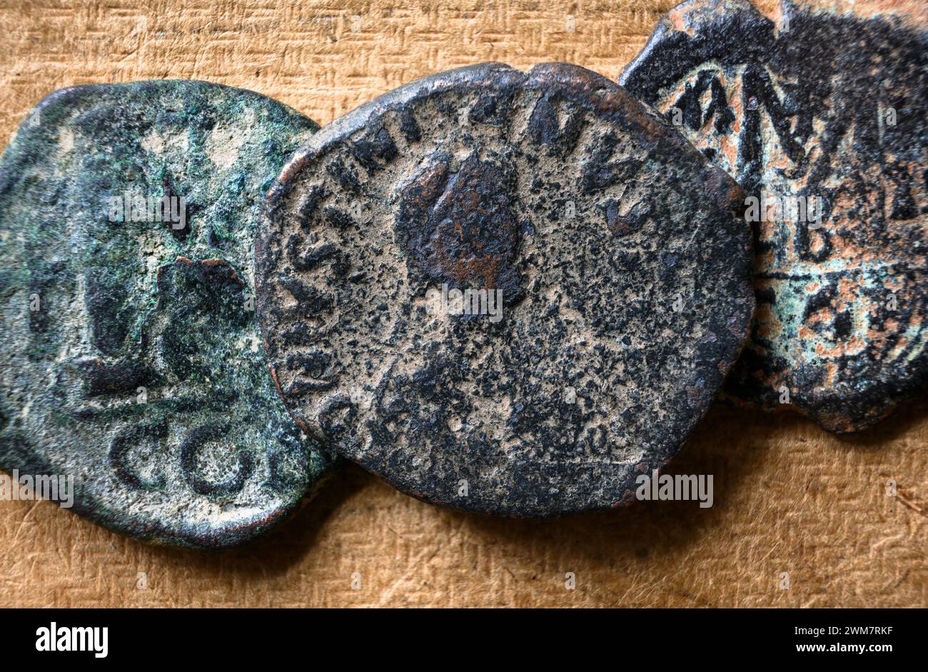 Antiche monete di follis bizantine su sfondo vintage, vista dall'alto, antico bronzo usato denaro greco romano da vicino. Concetto di Roma, Impero, Grecia, texture, Foto Stock