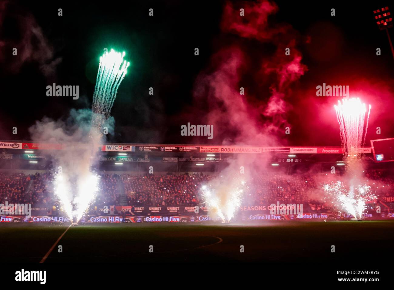 Nijmegen, Paesi Bassi. 24 febbraio 2024. NIJMEGEN, PAESI BASSI - 24 FEBBRAIO: Fuochi d'artificio all'interno dello stadio durante la partita olandese Eredivisie tra NEC e Sparta Rotterdam al Goffertstadion il 24 febbraio 2024 a Nijmegen, Paesi Bassi. (Foto di Broer van den Boom/Orange Pictures) credito: Orange Pics BV/Alamy Live News Foto Stock