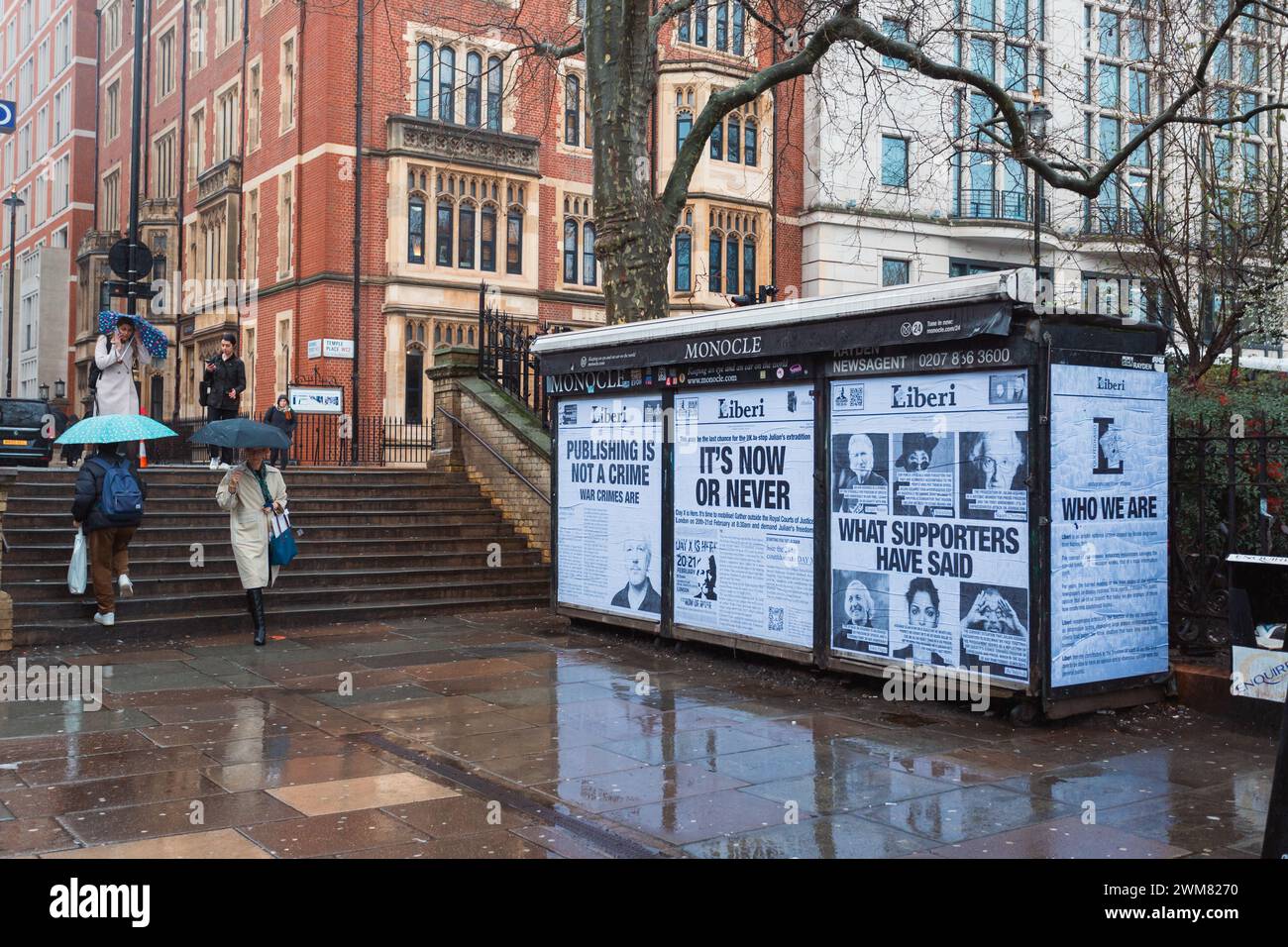 Poster affissioni con la campagna in corso contro i procedimenti di estradizione degli Stati Uniti affrontati dal giornalista di Wikileaks, Julian Assange. Julian Assange è curr Foto Stock