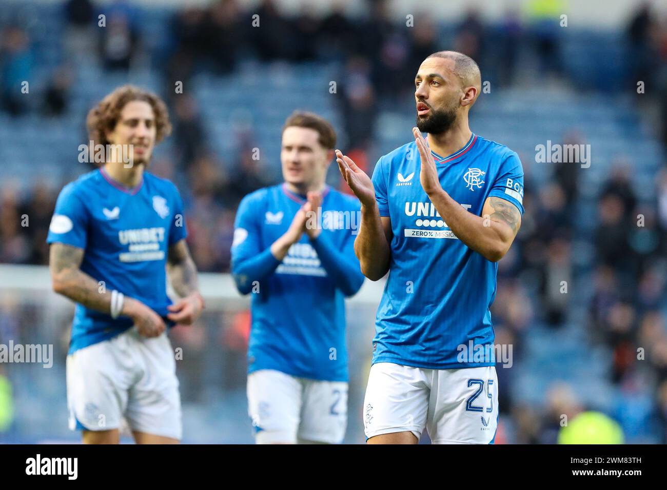 Glasgow, Regno Unito. 24 febbraio 2024. I Rangers FC giocarono il cuore del Midlothian FC in una partita della Scottish Premiership all'Ibrox Stadium di Glasgow, Scozia, Regno Unito. A questo punto i Rangers sono al primo posto in campionato e a 2 punti dai loro rivali più vicini, il Celtic. I cuori sono al terzo posto, quindi questa è una partita importante per entrambe le squadre. Crediti: Findlay/Alamy Live News Foto Stock