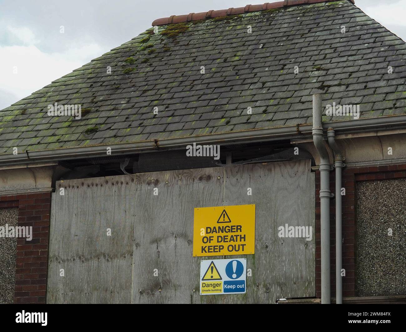 Cartelli segnaletici sul Lido storico abbandonato, aperto nel 1932 e chiuso nel 1993. Foto Stock