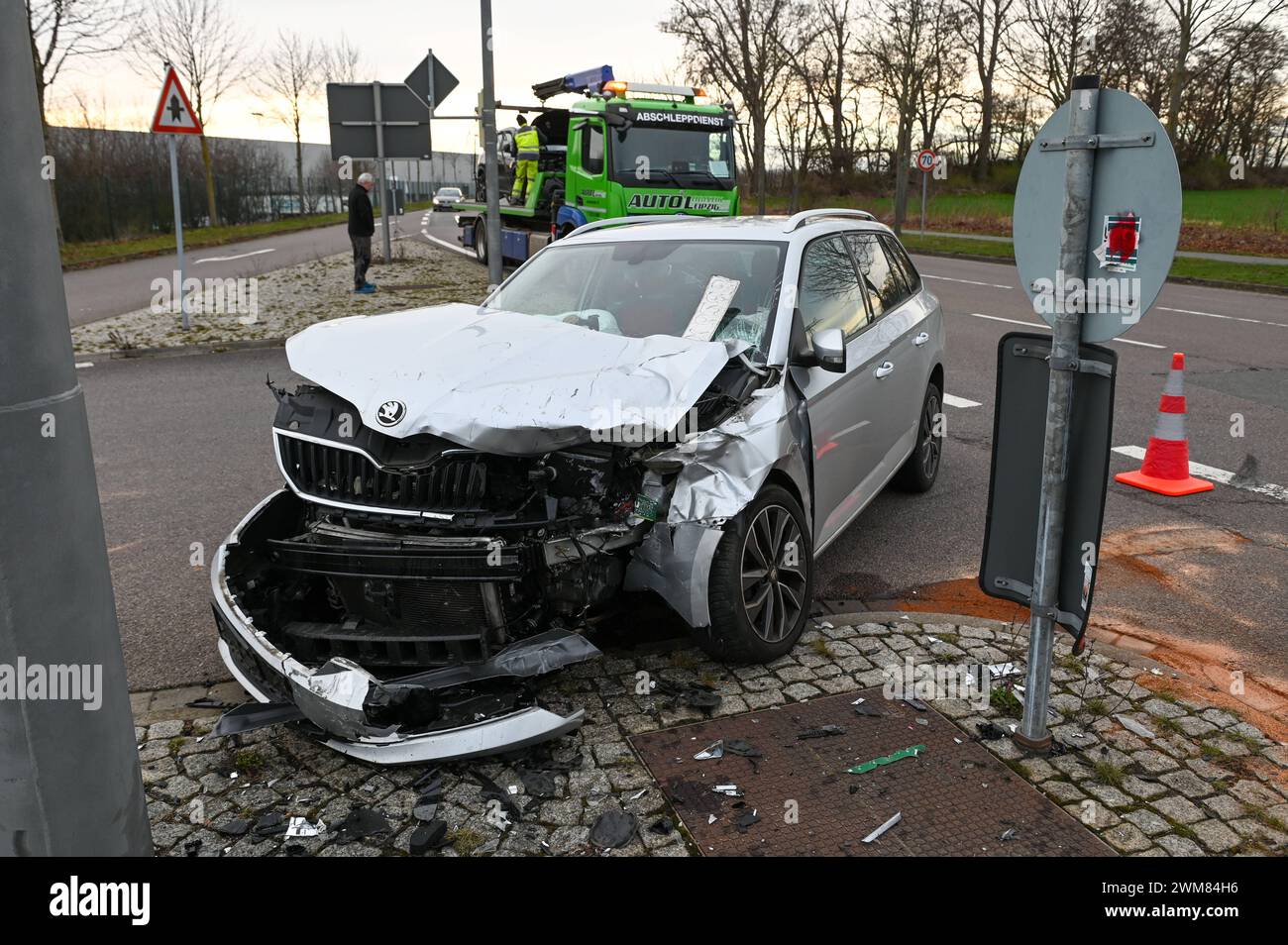 Lipsia - Autos stoßen auf Dingolfingerstraße zusammen: ein Verletzter 23.02.2024 gegen 14,30 Uhr Leipzig, Dingolfinger Straße/am Schenkberg Zu einem Unfall kam es am Freitagnachmittag im Leipziger Nordosten. Nach ersten Angaben der Polizei War der Fahrer eines BMW auf der Straße am Schenkberg in westliche Richtung unterwegs und wollte nach links auf die Dingolfinger Straße in Südliche Richtung abbiegen. Dabei übersah er augenscheinlich den entgegenkommenden Fahrer eines silbernen Skoda und stieß mit ihm zusammen. BEI dem Unfall wurde ein Mensch verletzt und durch den Rettungsdienst medizinisc Foto Stock