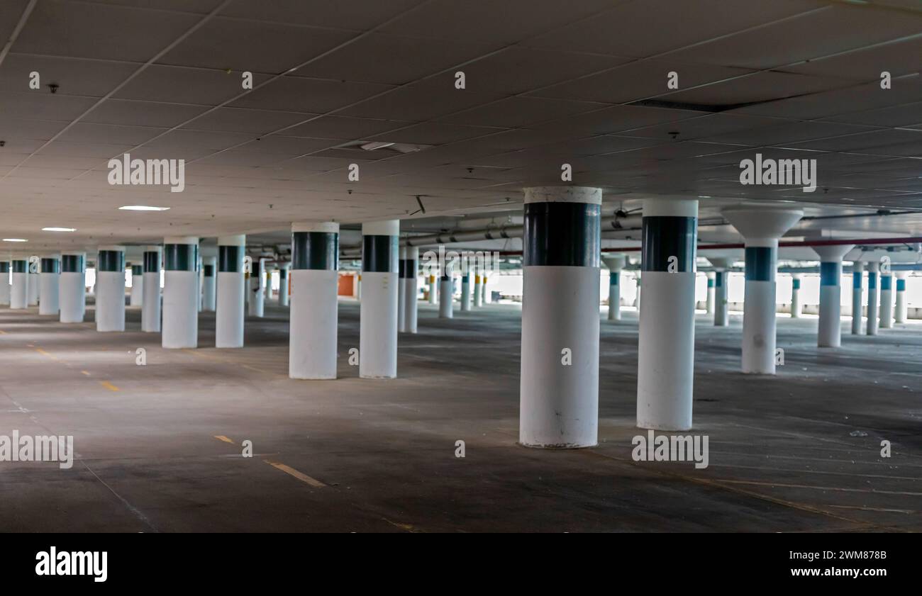 Detroit, Michigan - i pilastri nel garage del parcheggio reggono l'edificio all'Icon. Foto Stock