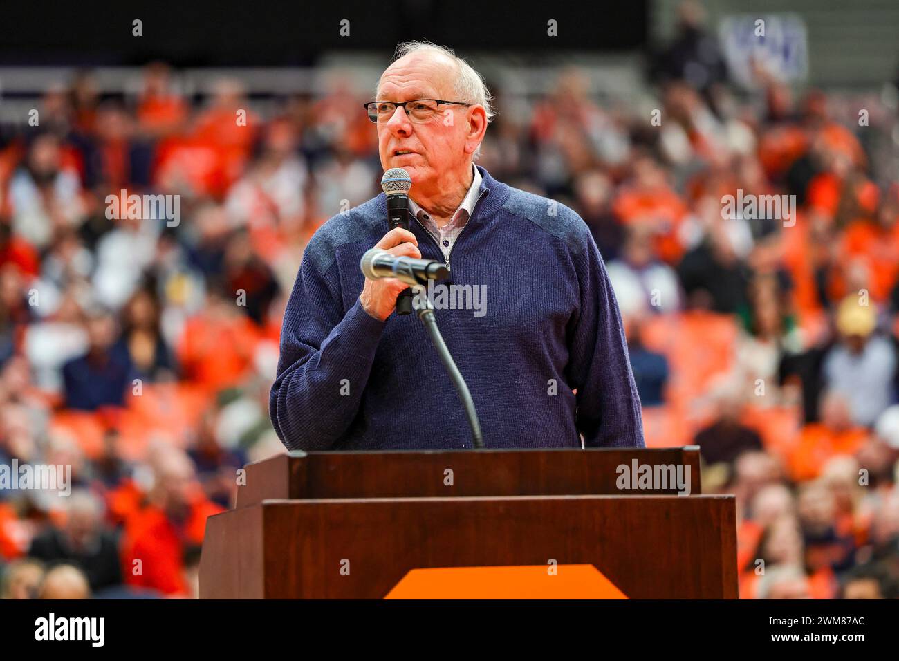 Syracuse, New York, Stati Uniti. 24 febbraio 2024. Dopo la partita di basket della conferenza ACC tra la Syracuse University e l'Università di Notre Dame, l'ex capo allenatore di Syracuse JIM BOEHEIM parla alla folla durante una cerimonia in onore della sua carriera al JMA Wireless Dome nel campus della Syracuse University. (Credit Image: © Scott Rausenberger/ZUMA Press Wire) SOLO PER USO EDITORIALE! Non per USO commerciale! Foto Stock