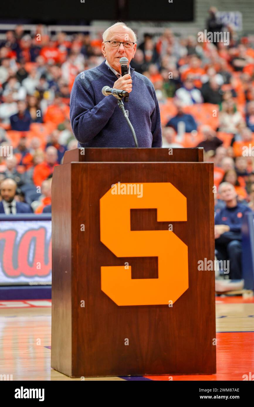 Syracuse, New York, Stati Uniti. 24 febbraio 2024. Dopo la partita di basket della conferenza ACC tra la Syracuse University e l'Università di Notre Dame, l'ex capo allenatore di Syracuse JIM BOEHEIM parla alla folla durante una cerimonia in onore della sua carriera al JMA Wireless Dome nel campus della Syracuse University. (Credit Image: © Scott Rausenberger/ZUMA Press Wire) SOLO PER USO EDITORIALE! Non per USO commerciale! Foto Stock