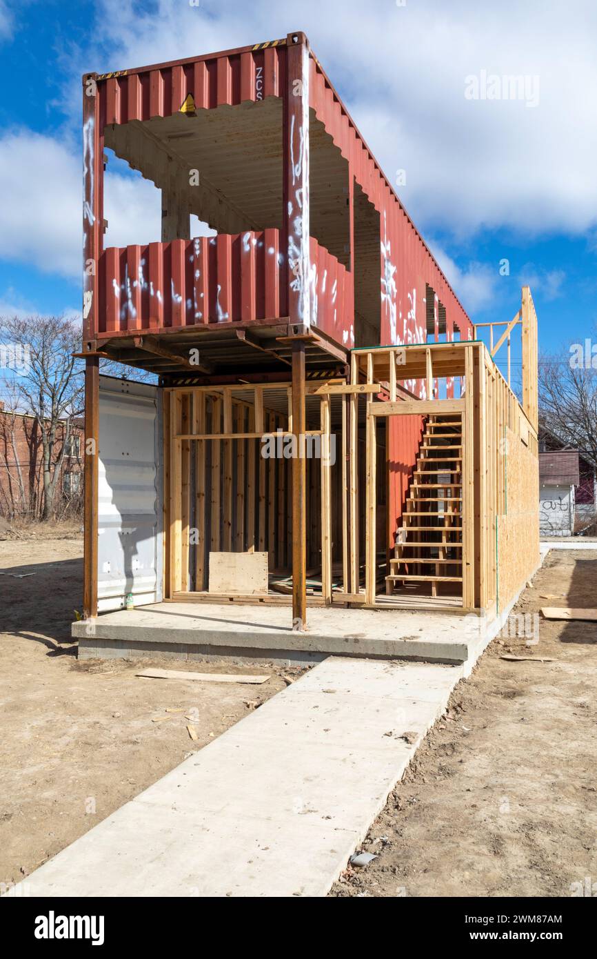 Detroit, Michigan - le case vengono costruite con container usati in un quartiere a basso reddito. Foto Stock