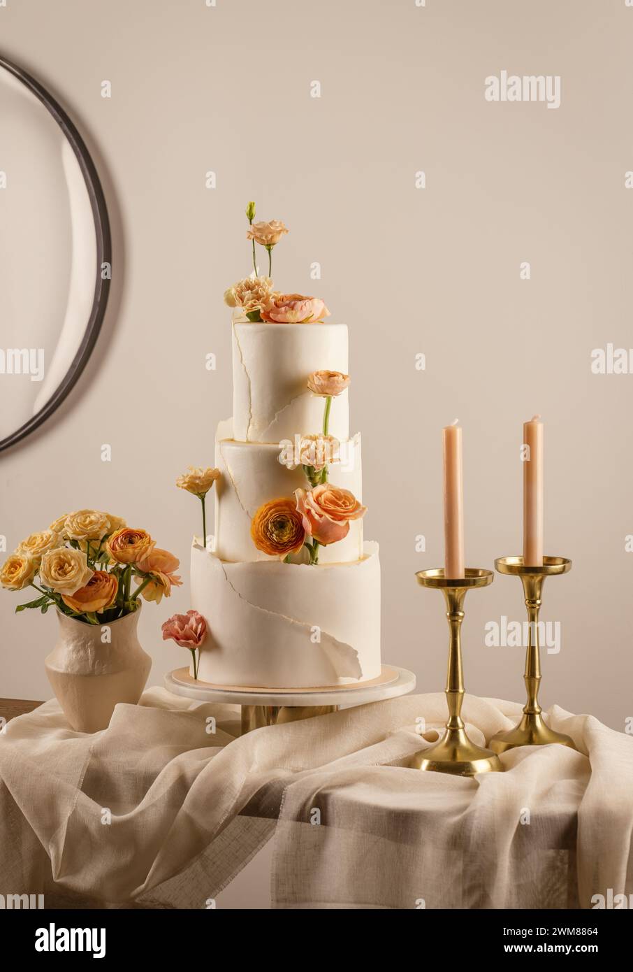 Incredibile torta nuziale minimalista con fiori color pesca Foto Stock
