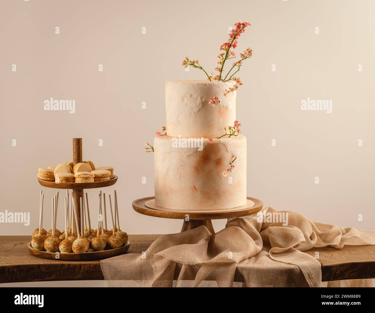 Splendida torta nuziale decorata con fiori di pesco fuzz Foto Stock