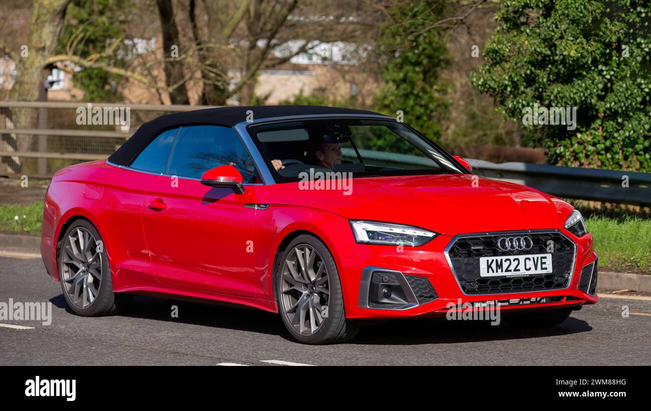 Milton Keynes, UK-24 febbraio 2024: 2022 Audi A5 S LN VOR 45 tfsi rossa che guida su una strada inglese Foto Stock